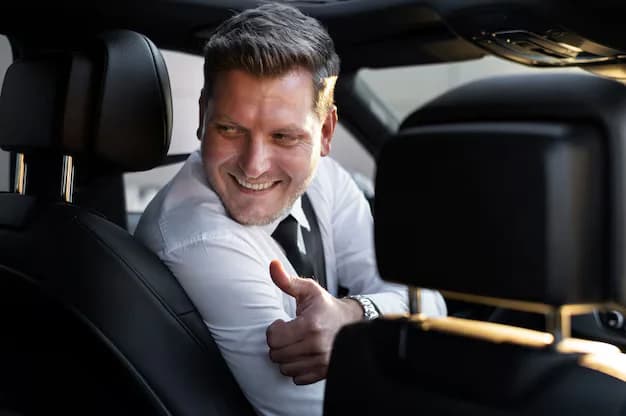 Lachende Schipholride chauffeur in pak, omgedraaid om passagier te begroeten