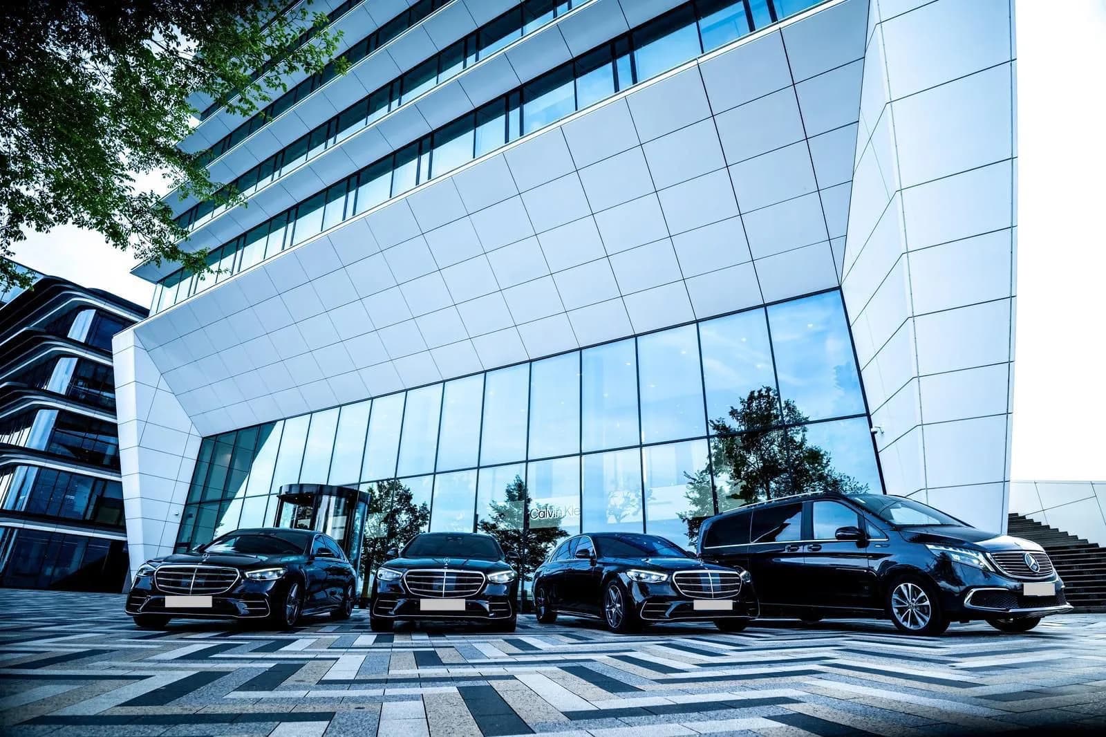 Schipholride Van- en VIP-voertuigen: Mercedes V-Klasse en S-Klasse voor een modern glazen kantoorgebouw