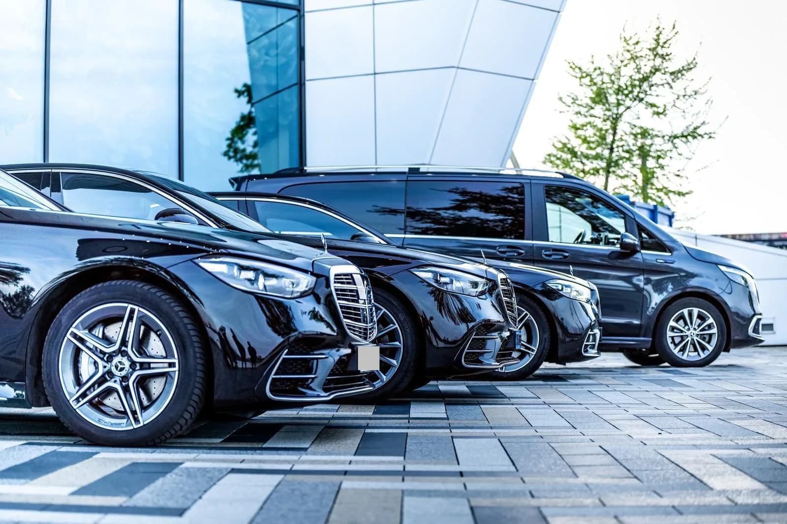 Vooraanzicht van de Mercedes S-Class en V-Class VIP-vloot
